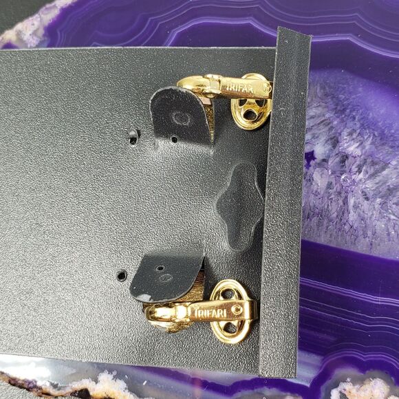 Vintage Crown Trifari 60s MCM White Enamel Egg Shape Gold Tone Clip On Earrings - Picture 9 of 12